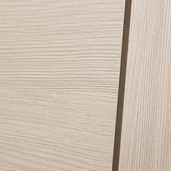 Горизонтальное расположение текстуры древесины - актуальная деталь в современном интерьере
