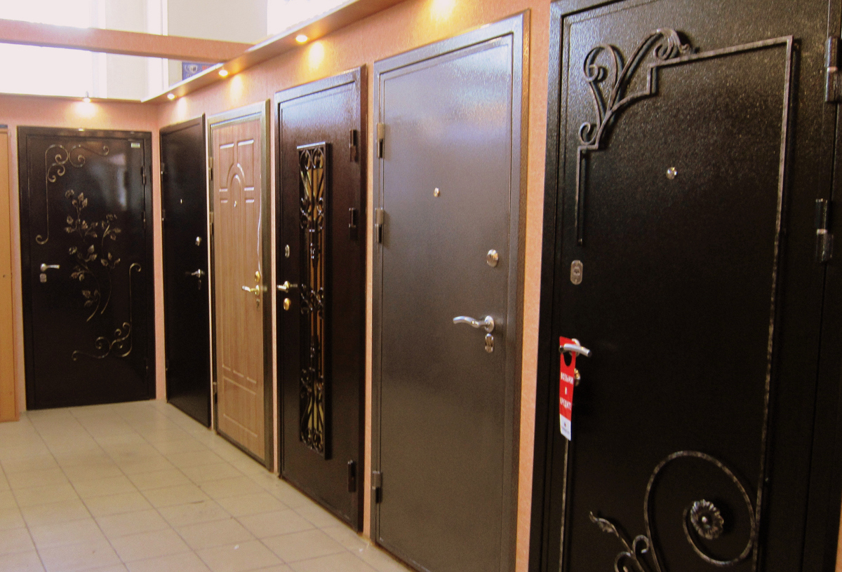 Фирма железные двери. Дизайнерские входные двери. Входные двери железные красивые. Входные металлические двери в интерьере. Металлическая входная дверь бронированная.